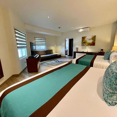 Aurea Hotel And Suites Запопан Екстериор снимка