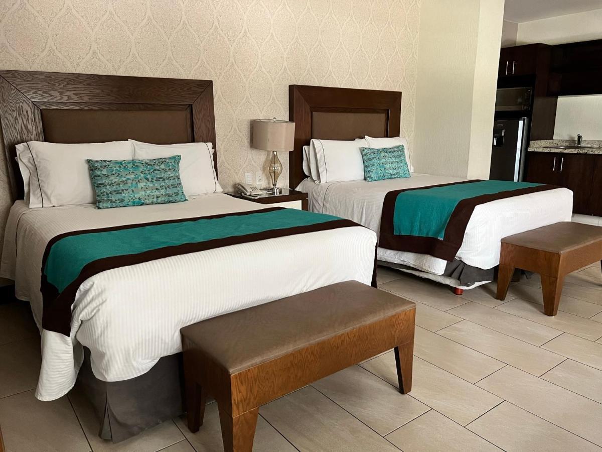 Aurea Hotel And Suites Запопан Екстериор снимка