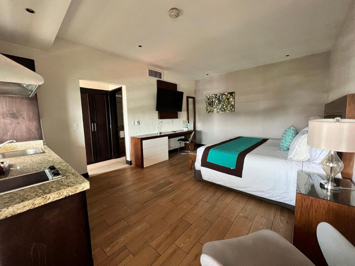 Aurea Hotel And Suites Запопан Екстериор снимка
