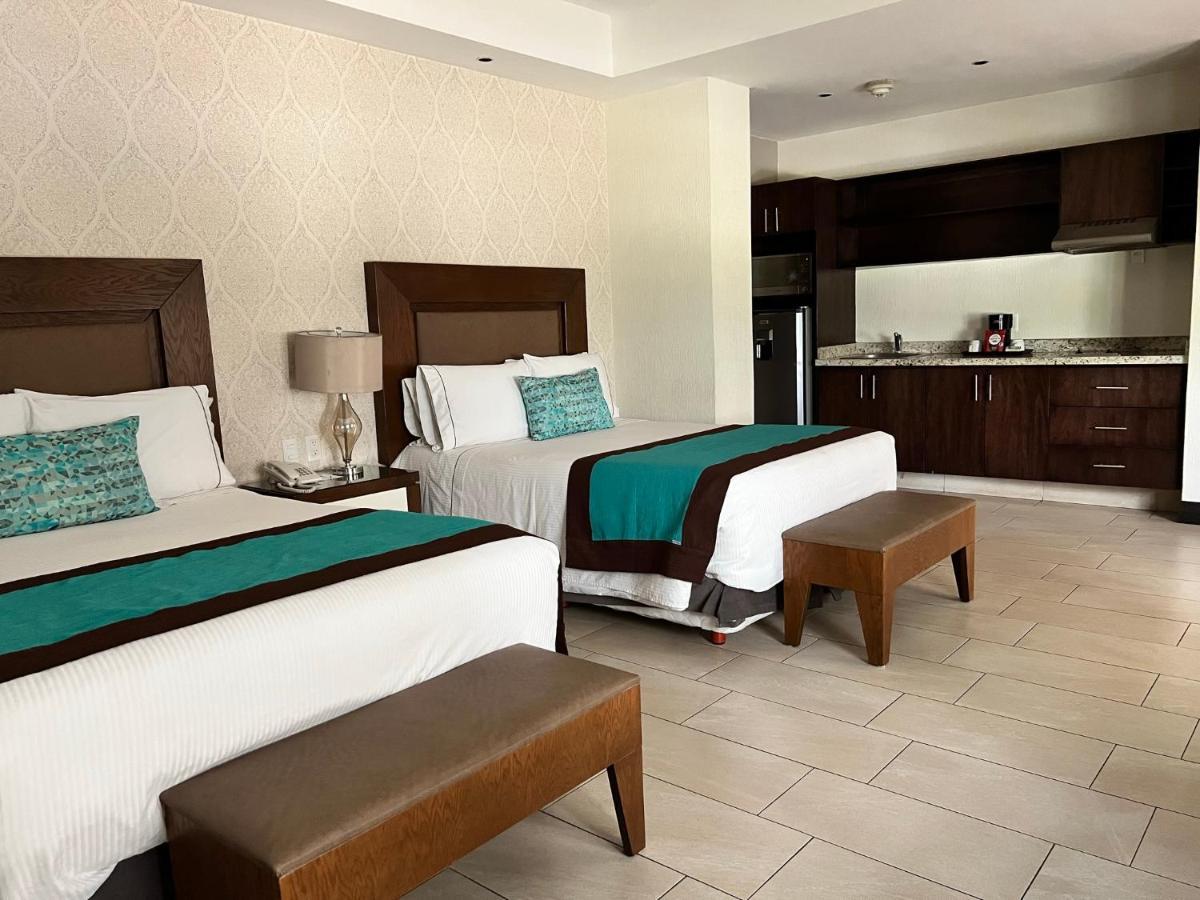 Aurea Hotel And Suites Запопан Екстериор снимка