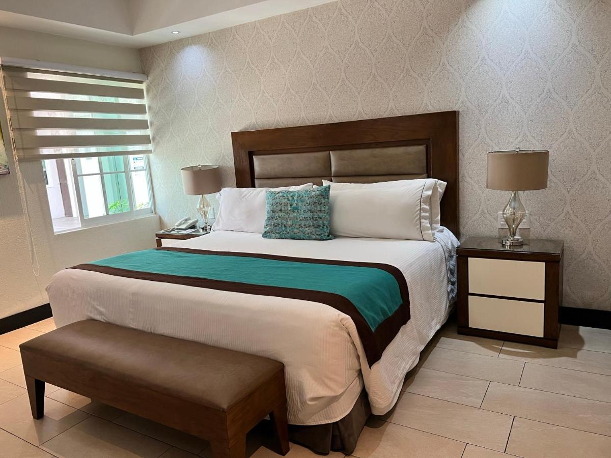 Aurea Hotel And Suites Запопан Екстериор снимка