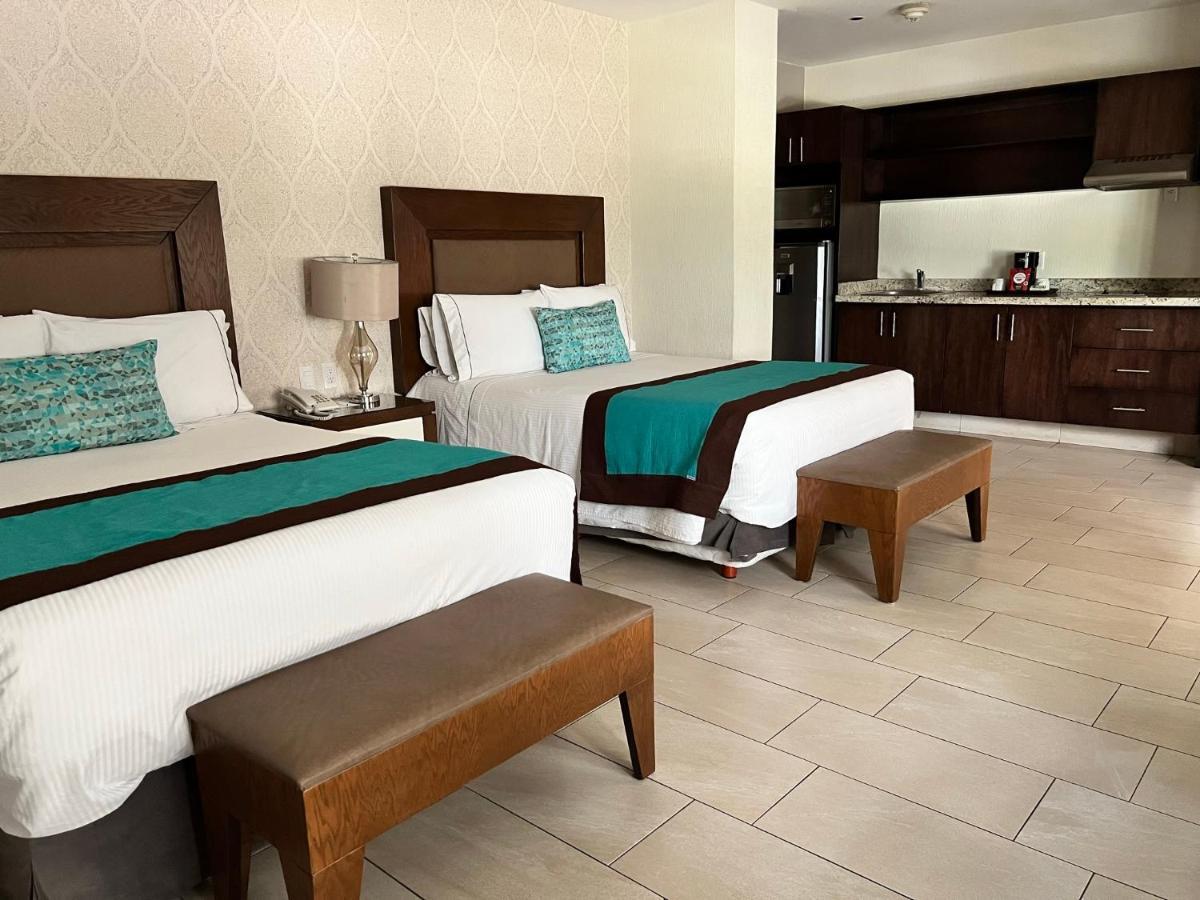Aurea Hotel And Suites Запопан Екстериор снимка