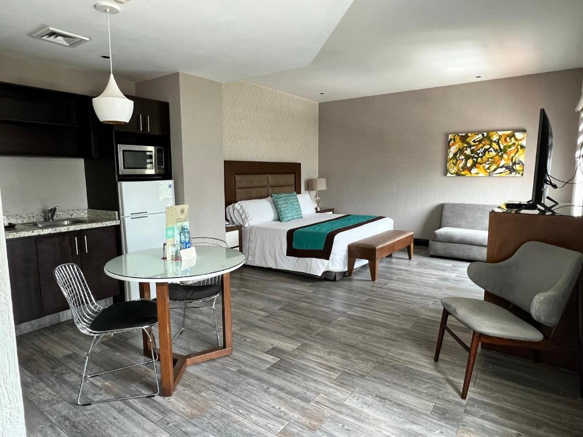 Aurea Hotel And Suites Запопан Екстериор снимка