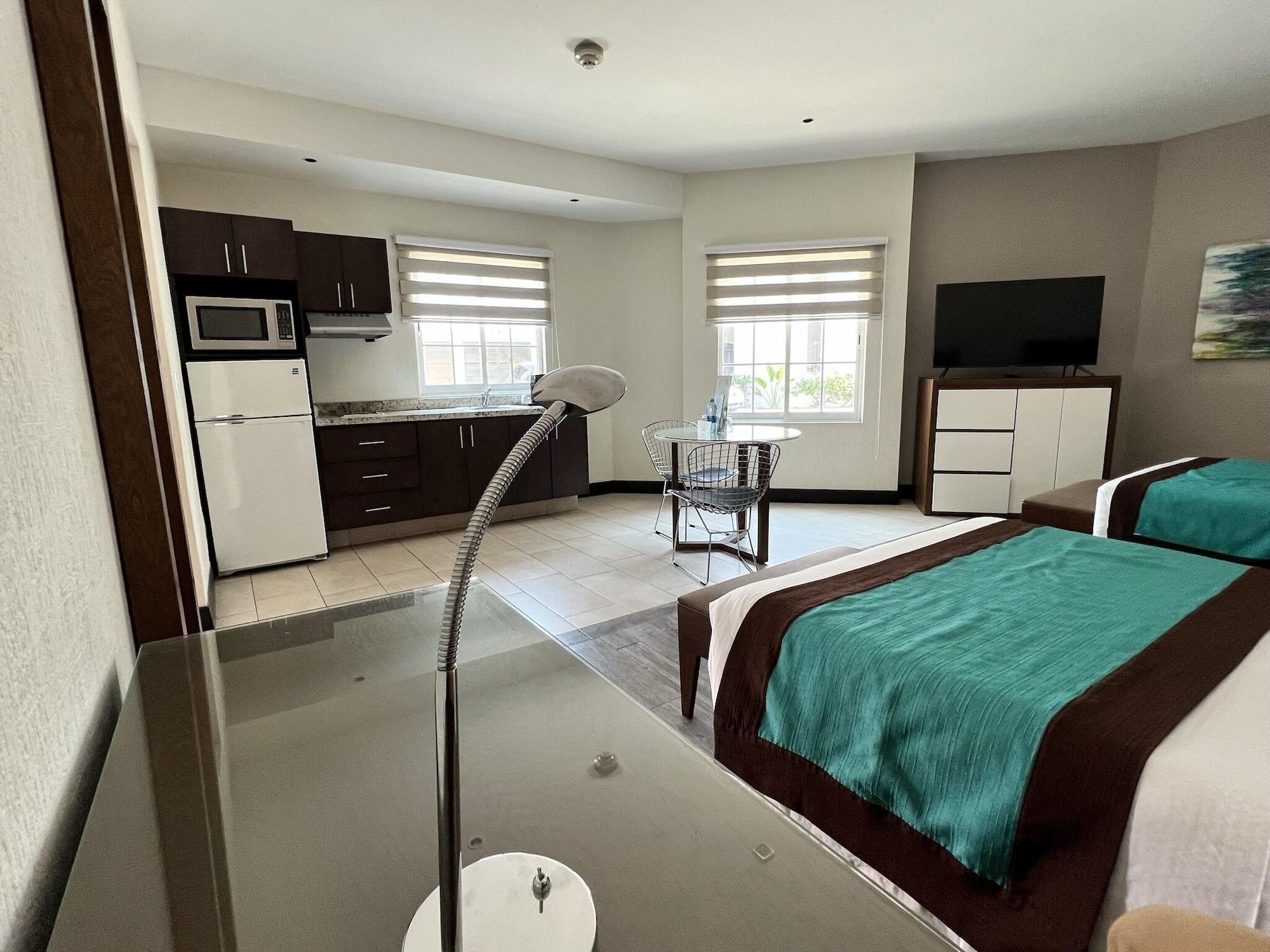 Aurea Hotel And Suites Запопан Екстериор снимка